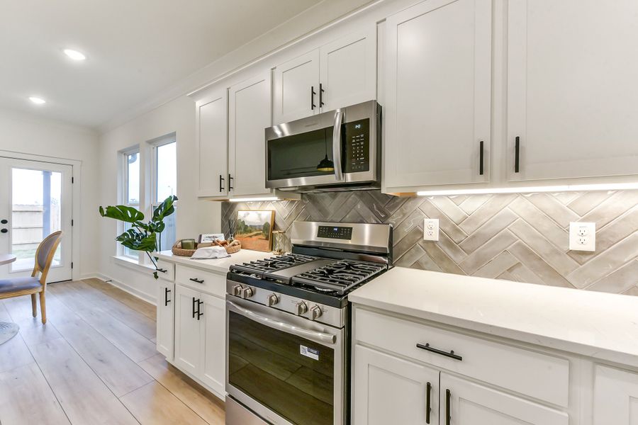 Aldeana  - Rosharon, TX - DSLD Homes - Model Home - Eastover II T - Kitchen