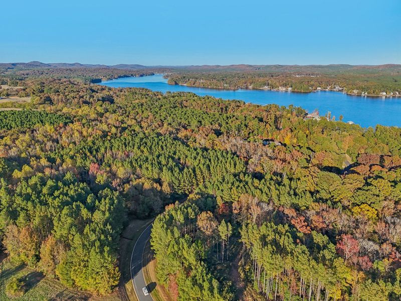Natural surroundings and green spaces near Edgewater on Lake Tillery Inland in Norwood, NC (Image 18).
