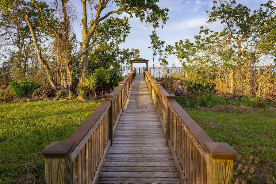 Image 24 of the Hull Island at Oakland community in Oakland, FL.