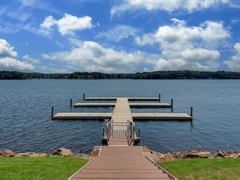 Natural surroundings and green spaces near Edgewater on Lake Tillery Inland in Norwood, NC (Image 16).