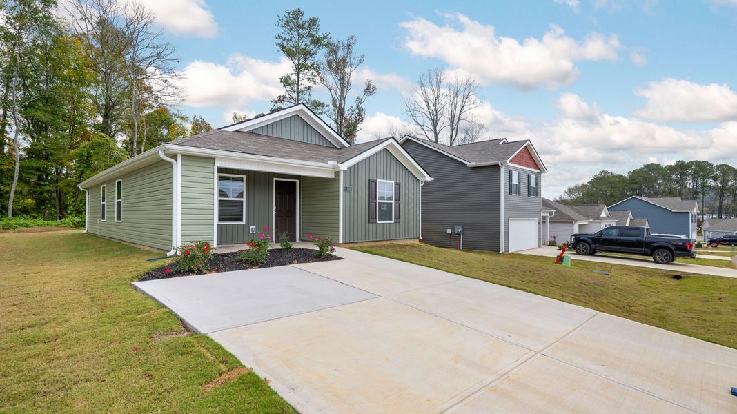 Front exterior of a home in the Lake Terrace community, located in LaFayette, GA (Image 12).