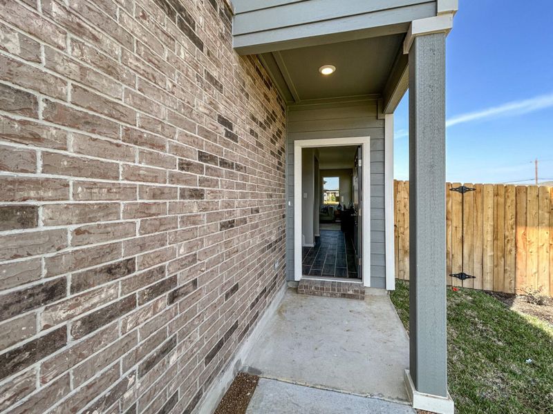 Exterior details of a home in Cuatro Vientos Sur, Laredo (Image 4).