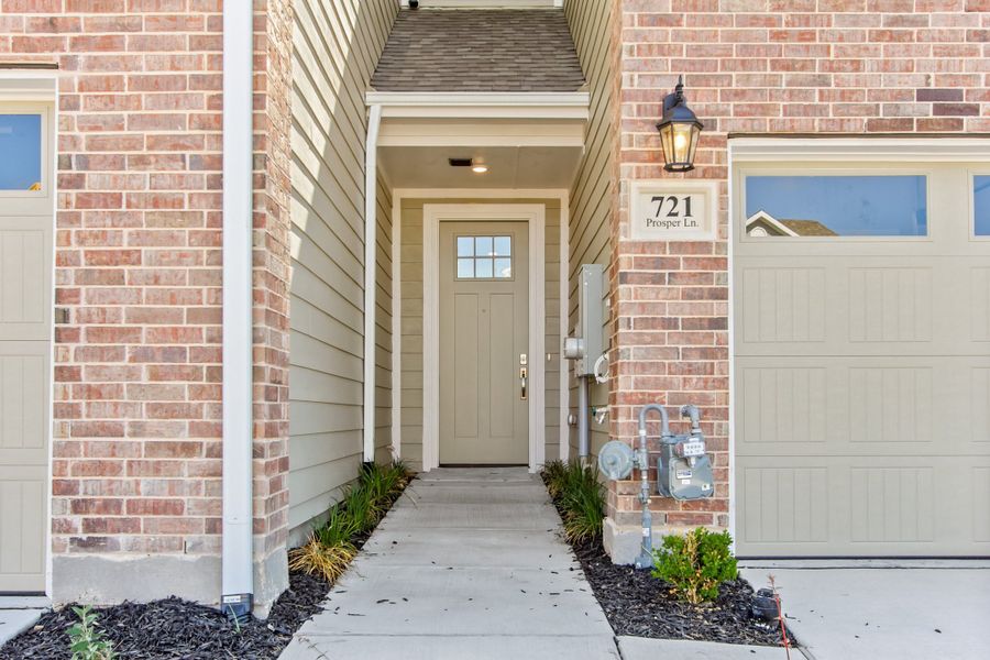 Exterior details of a home in Woodbridge Townhomes, Wylie (Image 23).