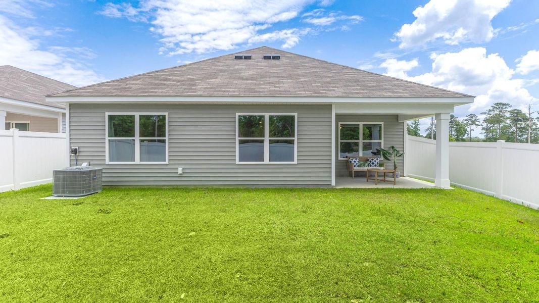Exterior details of a home in Vineyard Trail, Jacksonville (Image 11).