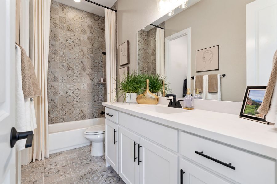 American Legend Homes Plan 1639 Secondary Bathroom Photo