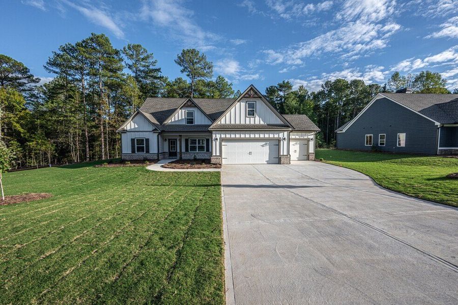 Front exterior of a home in the Woodland Hills community, located in Loganville, GA (Image 16).