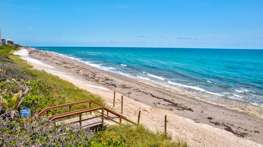 Coral Cove Beach:Small Town Vibes