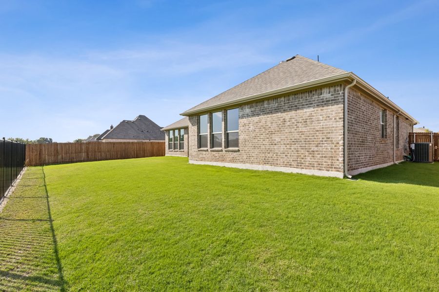 Exterior details of a home in Massey Meadows, Midlothian (Image 14).