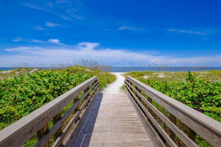 15 MINUTES TO OAK ISLAND AND THE BEACH 15 MINUTES TO OAK ISLAND AND THE BEACH