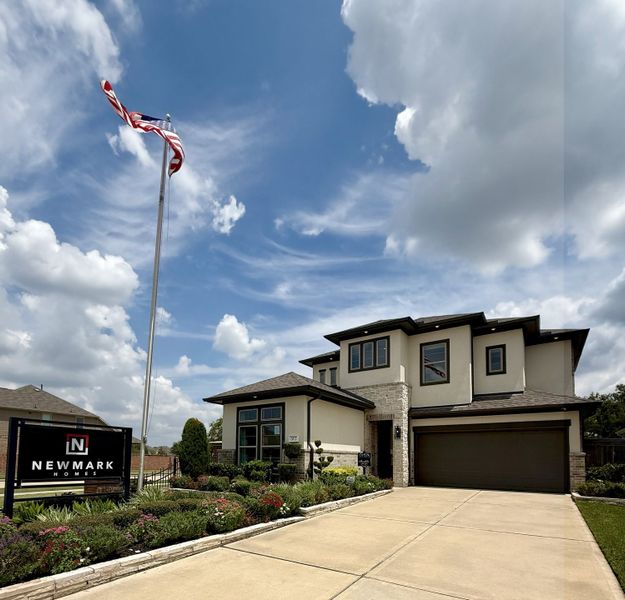A modern two-story home with manicured landscaping in Sienna 45', 50' by Newmark Homes (Missouri City, TX).