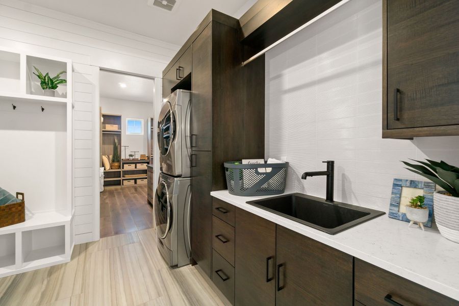 The Aurora Highlands,80019