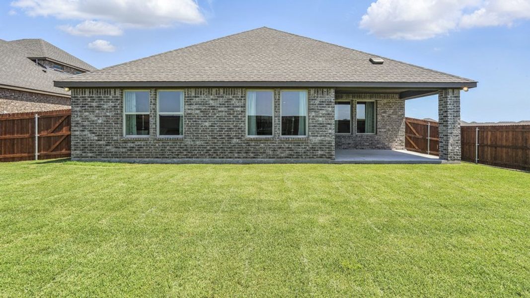 Exterior details of a home in Saddlebrook, Waxahachie (Image 3).