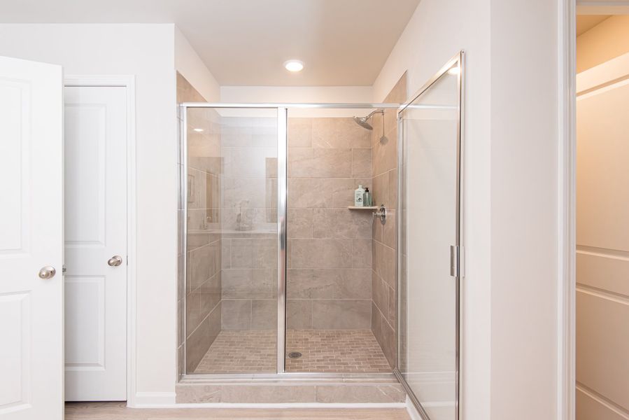 ATL_PreserveatMountainCreek_Dakota_S450_F_350SopeCreekCircle_PrimaryShower_Model.jpg