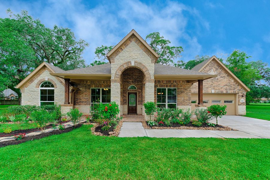 Front exterior of a home in the Columbia Lakes community, located in West Columbia, TX (Image 3).