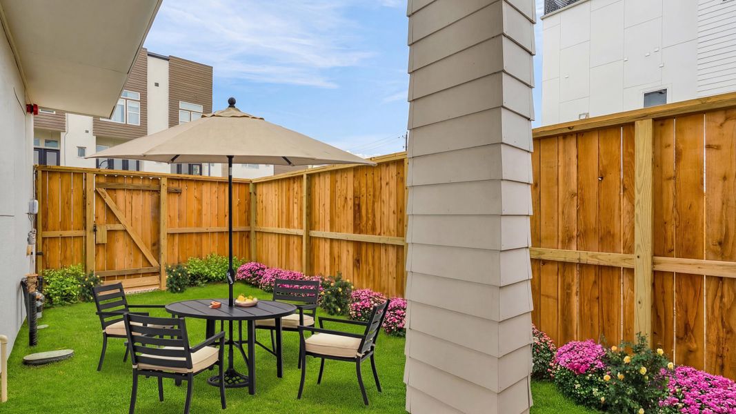 Exterior details of a home in Commerce Row, Houston (Image 9).