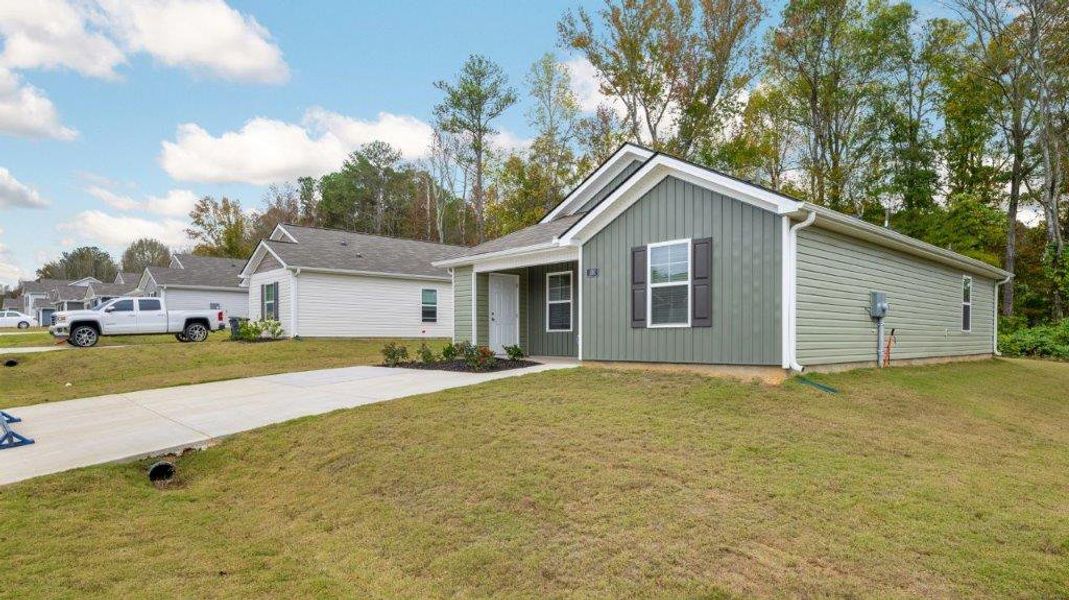 Front exterior of a home in the Lake Terrace community, located in LaFayette, GA (Image 13).
