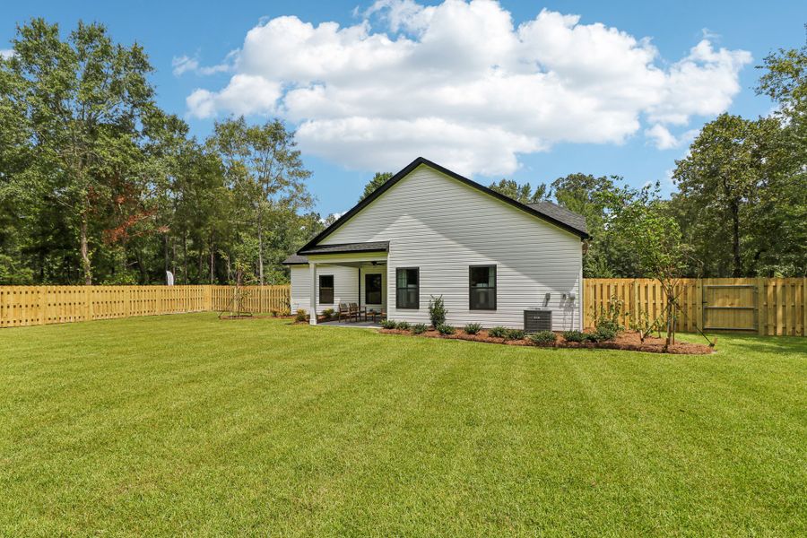Front exterior of a home in the Raglins Creek community, located in Lugoff, SC (Image 14).