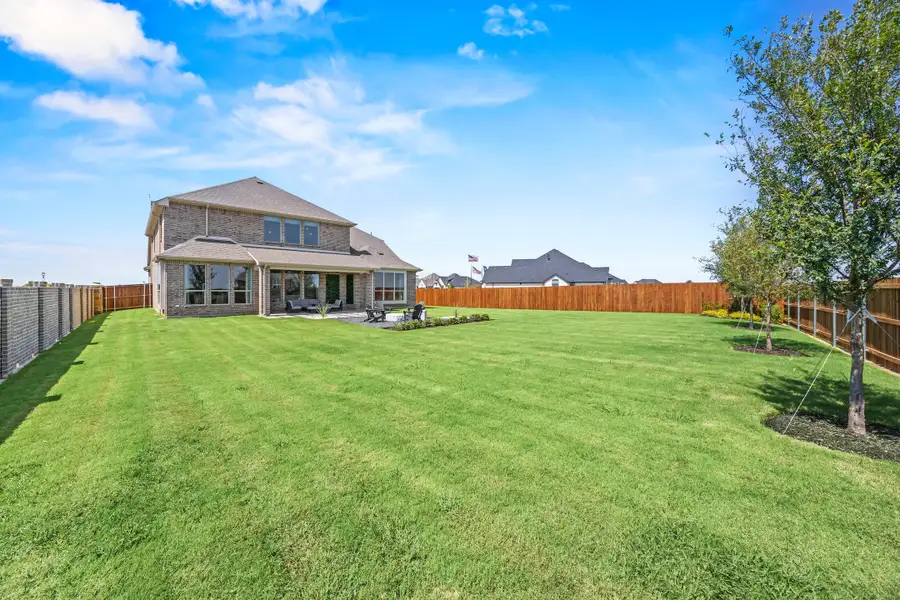 Exterior details of a home in Myrtle Creek, Waxahachie (Image 5).