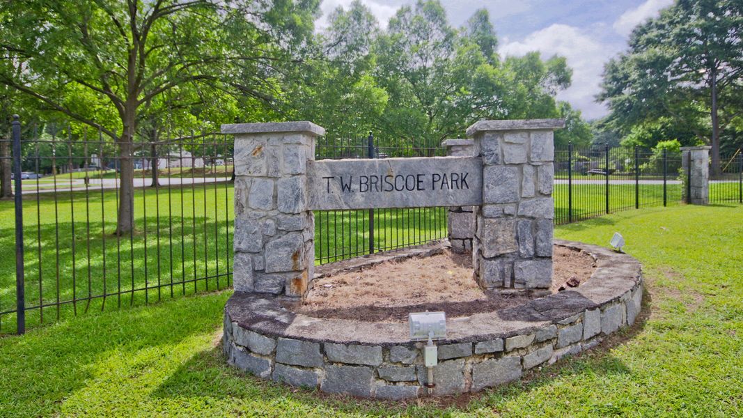 Entrance to the Everson community in Snellville, GA, featuring signage and landscaping (Image 1). Entrance to the Everson community in Snellville, GA, featuring signage and landscaping (Image 1).