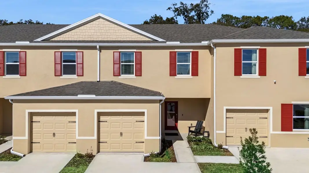 Front exterior of a home in the Oak Pointe community, located in Apopka, FL (Image 5).