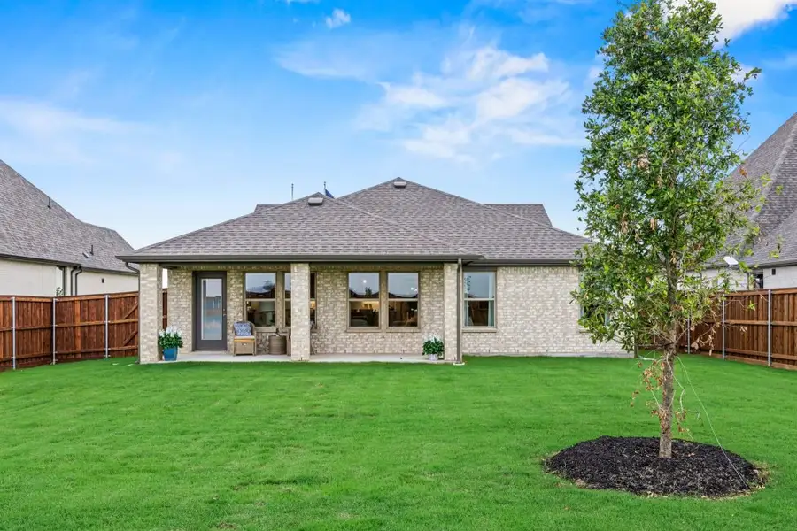 Exterior details of a home in Myrtle Creek, Waxahachie (Image 4).
