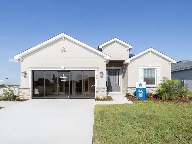 Welcome home to Bentley North in Auburndale, Florida.