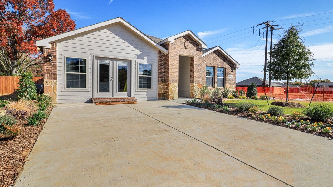 Front exterior of a home in the River Oaks at Sawmill community, located in Chandler, TX (Image 2).