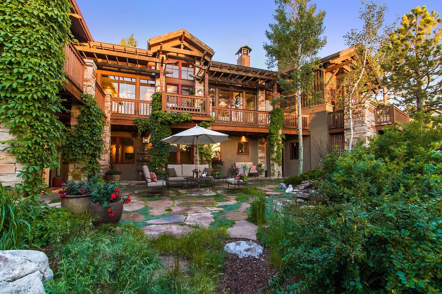 A showcase of a new construction home by Gray Construction, highlighting their design and quality (Image 5).