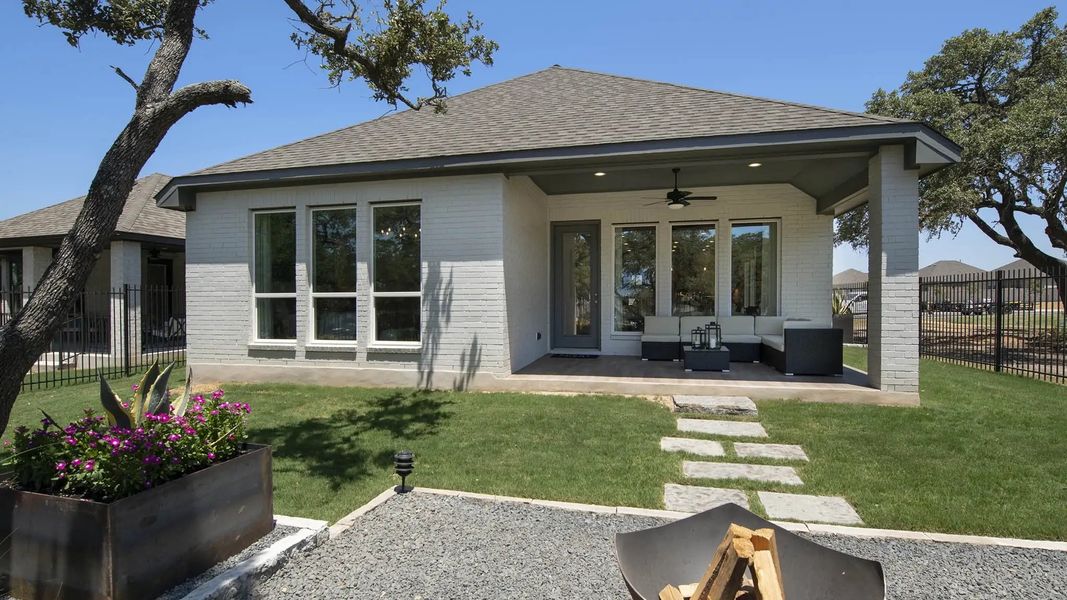 Exterior details of a home in Lakes Of Cane Island 45', Katy (Image 4).