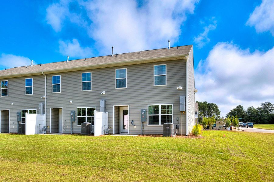 Exterior details of a home in Wall Street, Sumter (Image 3).