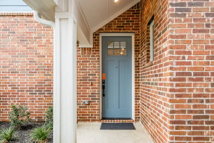 Exterior details of a home in Woodbridge Townhomes, Wylie (Image 7).