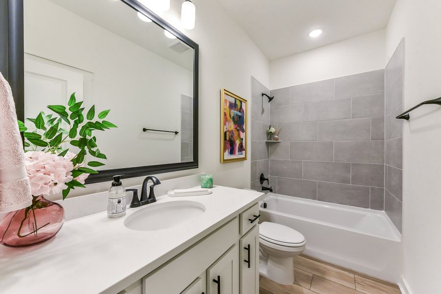 Aldeana  - Rosharon, TX - DSLD Homes - Model Home - Eastover II T - Secondary Bath