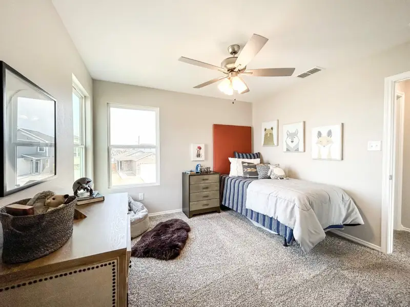 Furnished interior in a model home at Cuatro Vientos Sur in Laredo (Image 10).