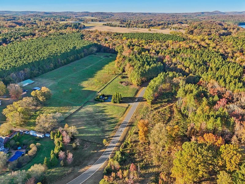 Natural surroundings and green spaces near Edgewater on Lake Tillery in Norwood, NC (Image 45).