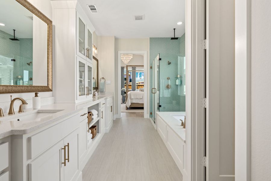 Plan 1640 Main Bathroom - Mosaic 60s Model - Photo by American Legend Homes