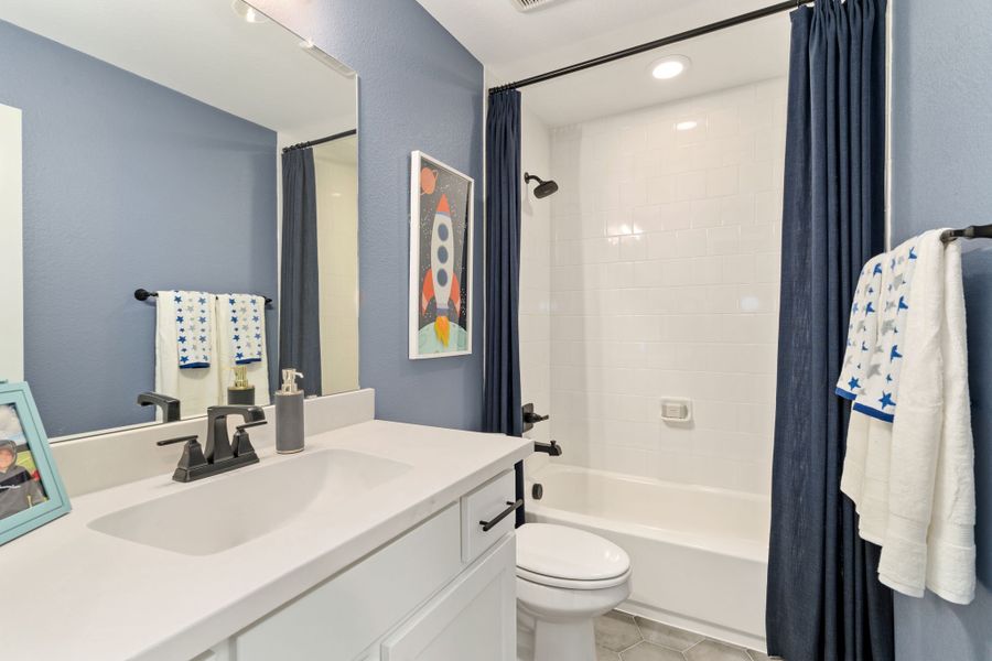 American Legend Homes Plan 1639 Secondary Bathroom Photo