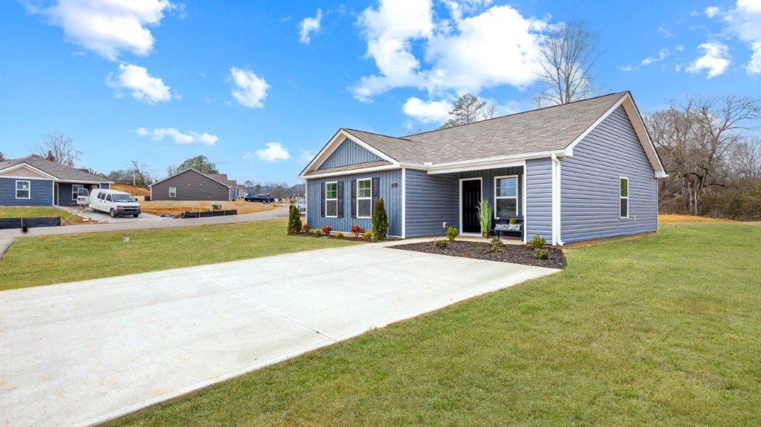 Front exterior of a home in the Lake Terrace community, located in LaFayette, GA (Image 9).