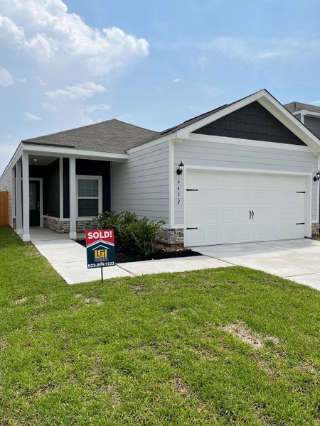 A charming modern home with a neat lawn and welcoming porch in Park Vista at El Tesoro by LGI Homes (Houston, TX).