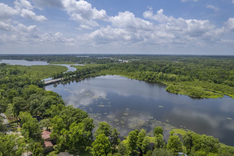 Natural surroundings and green spaces near The Oaks in Goose Creek, SC (Image 29).