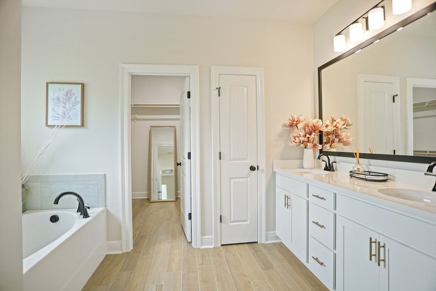 Hammock Bay - Freeport, FL - DSLD Homes - Comstock III G - Model Home - Primary Bathroom