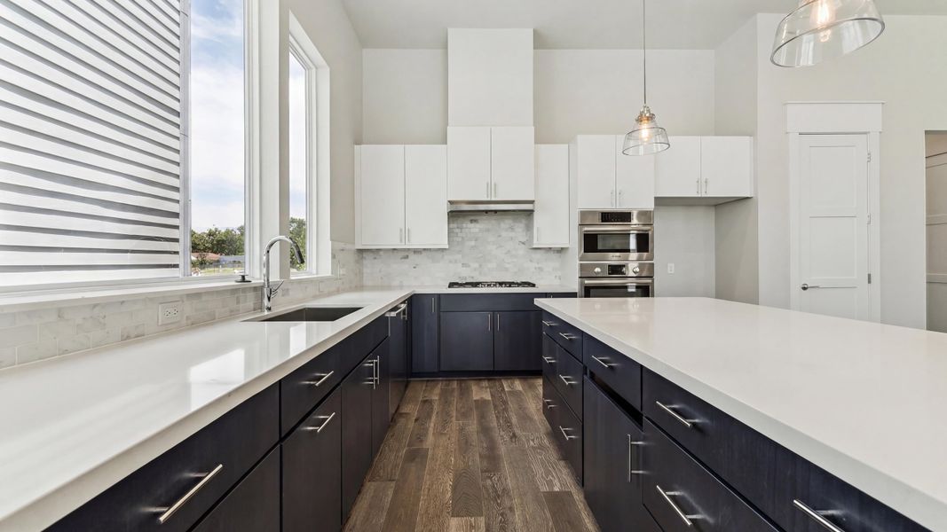 Furnished interior in a model home at Avondale in Houston (Image 10).