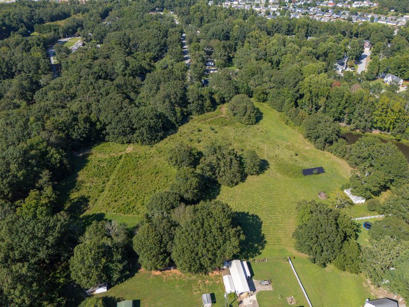 Natural surroundings and green spaces near Fountain Grove in Fountain Inn, SC (Image 23).