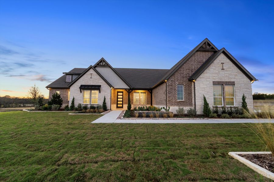 Front exterior of a home in the Grayson Ridge community, located in Van Alstyne, TX (Image 15).