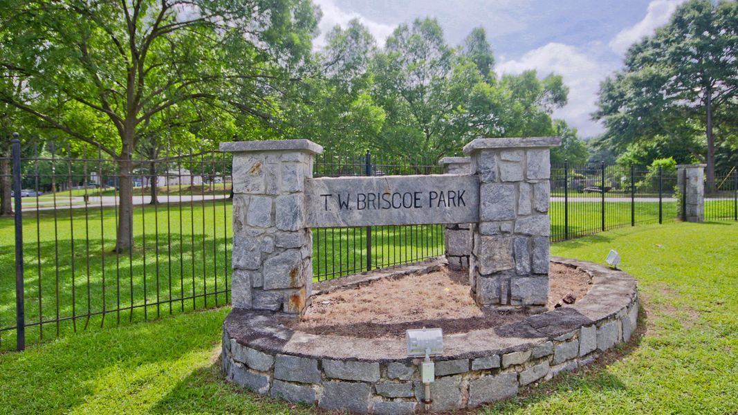 Entrance to the Everson Pointe community in Snellville, GA, featuring signage and landscaping (Image 9).