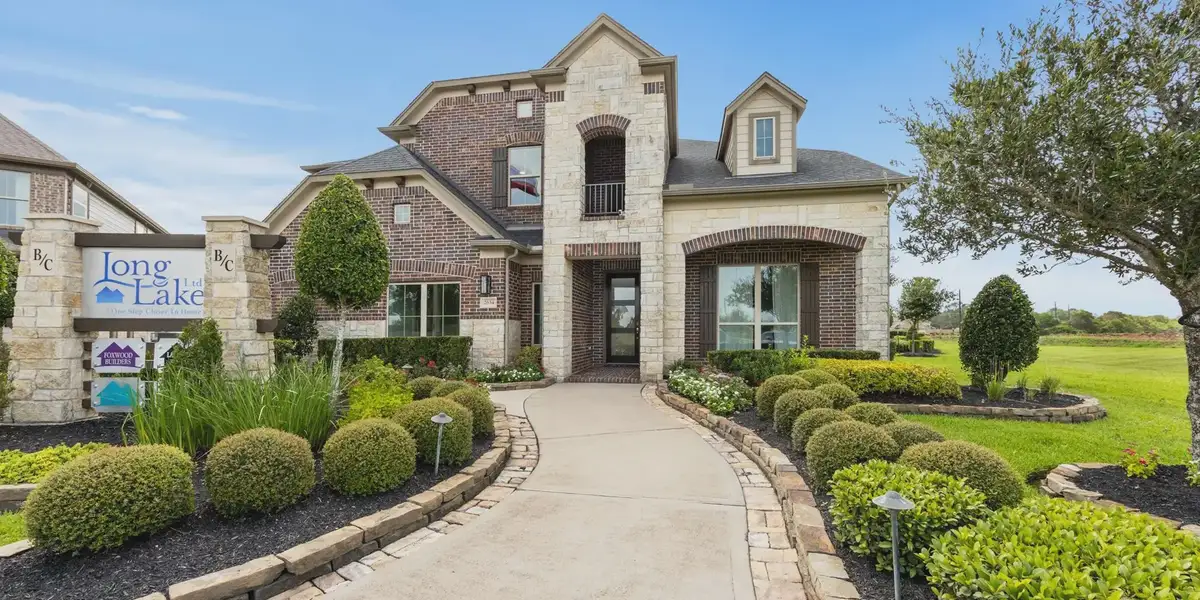 Front exterior of a home in the Briarwood Crossing community, located in Rosenberg, TX (Image 5).