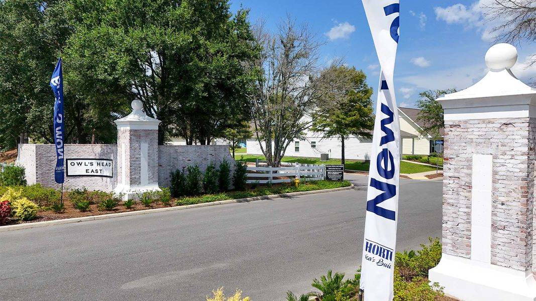 Entrance to the Owl's Head East community in Freeport, FL, featuring signage and landscaping (Image 7).