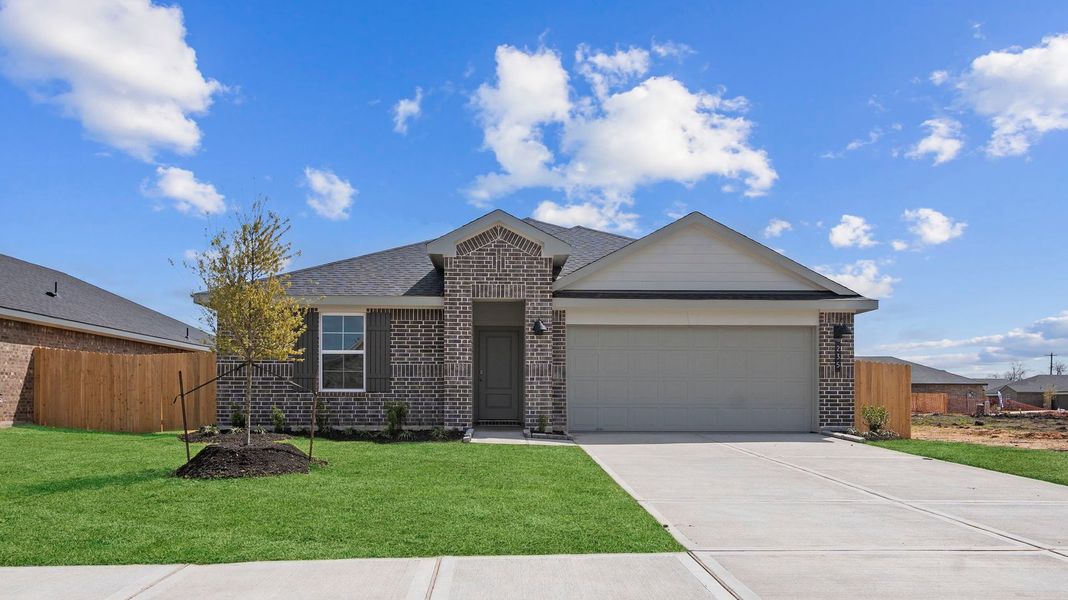 Front exterior of a home in the Riverwood Ranch community, located in Angleton, TX (Image 4).
