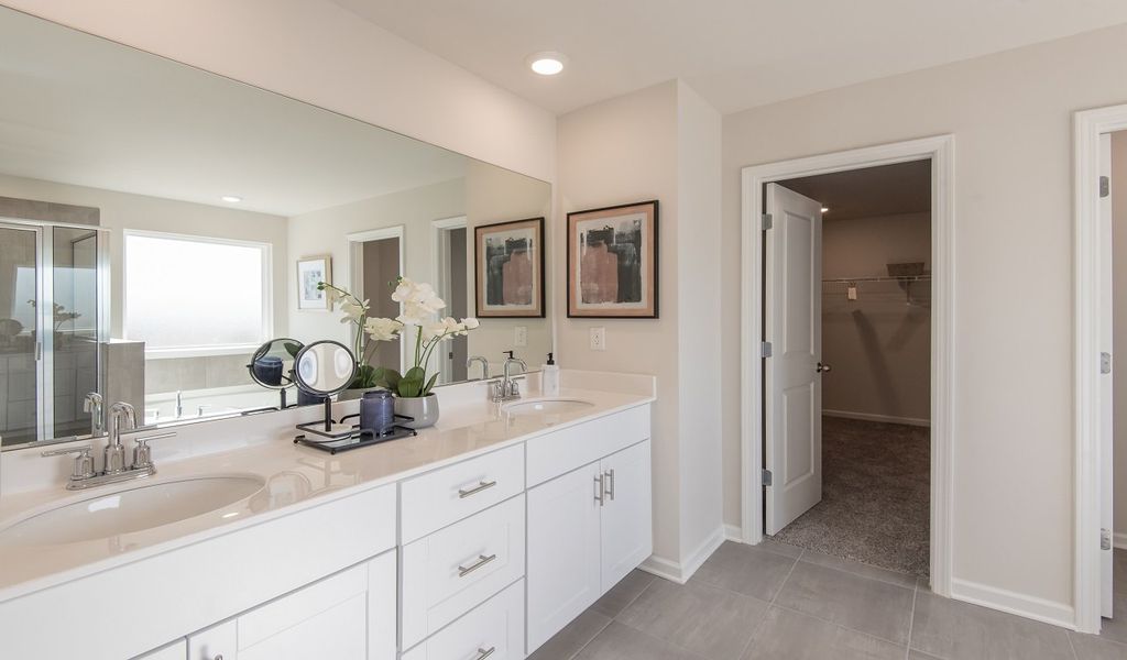 The ensuite bathroom features a walk-in closet.