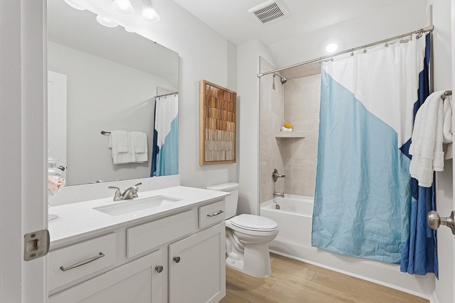 Gwinnett II | Secondary Bathroom Gwinnett II | Secondary Bathroom