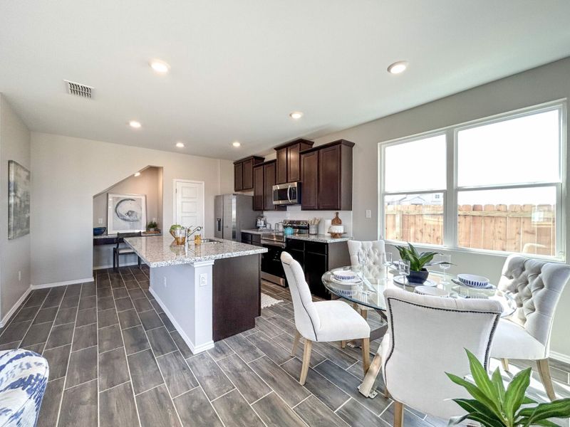 Furnished interior in a model home at Cuatro Vientos Sur in Laredo (Image 20).